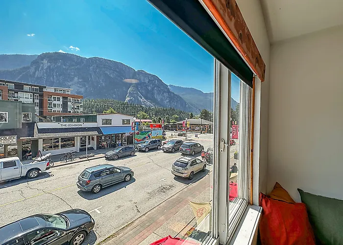 Central hotel: Crash Hotel Squamish